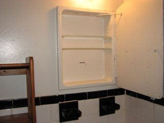 Razor blade slot